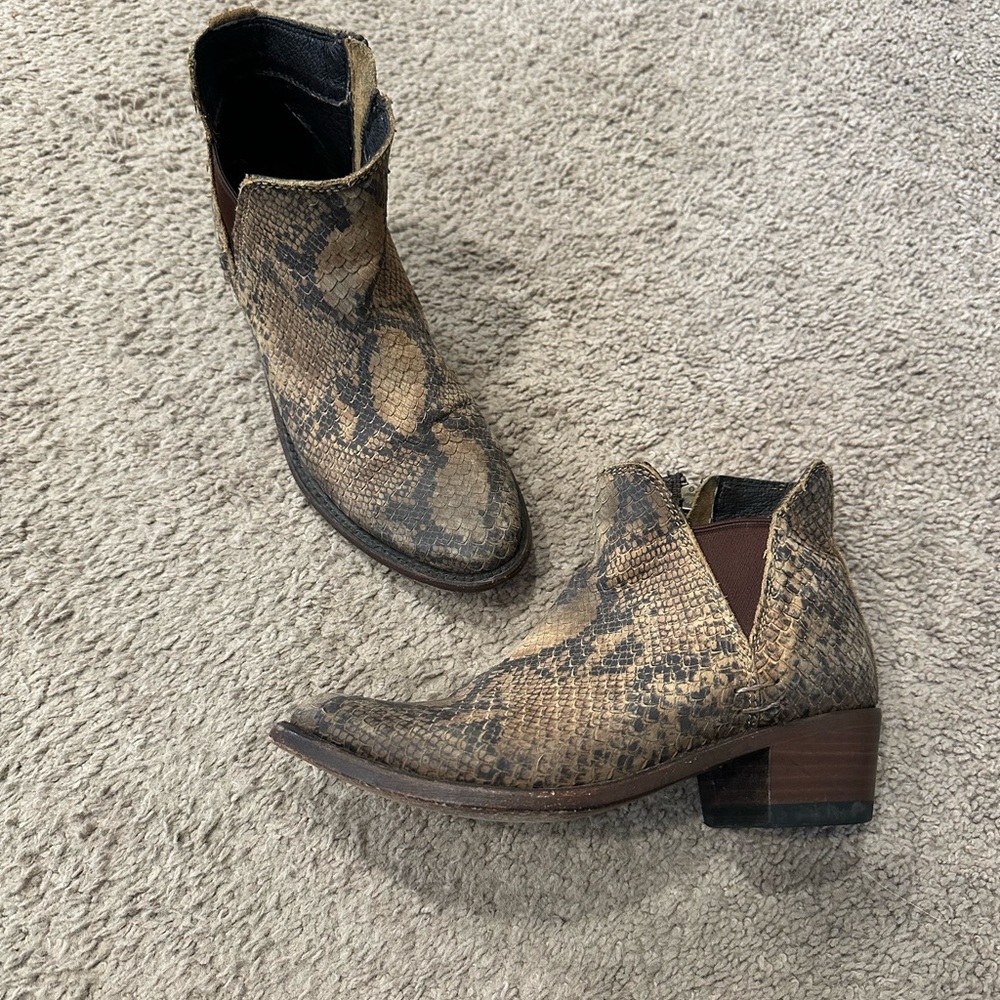 Liberty Black snakeskin pattern boots! Size 6.5 but fit like a 7